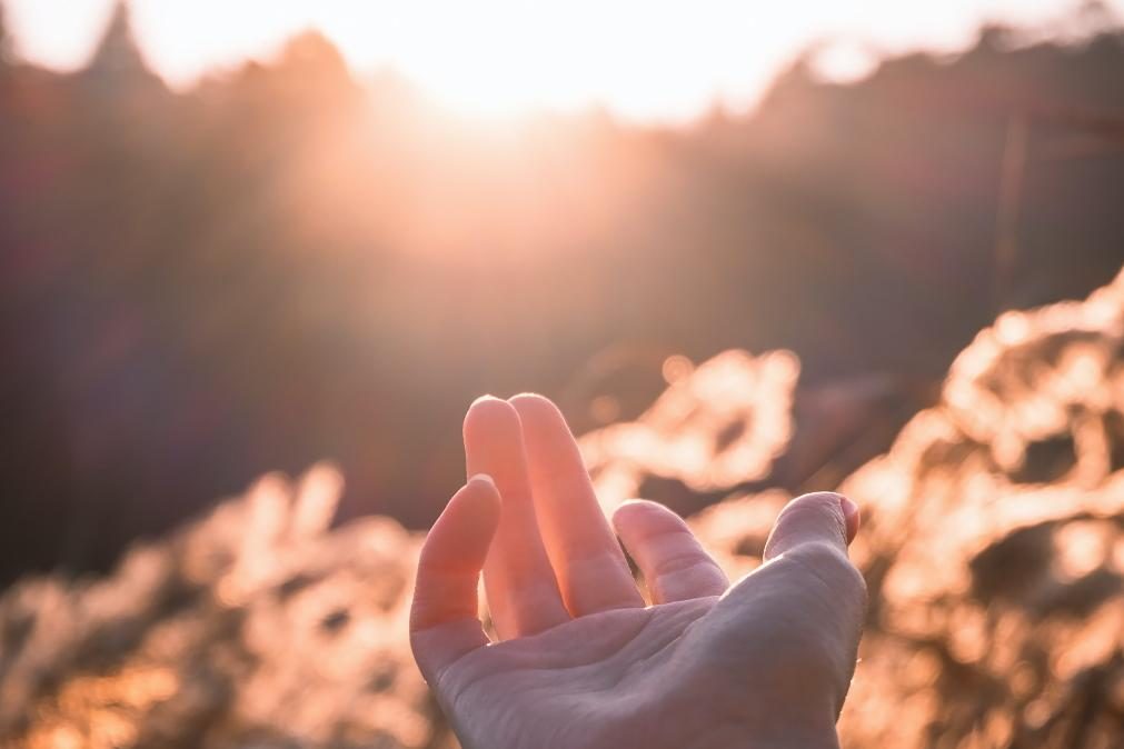 Previsão do tempo com céu pouco nublado e descida da temperatura