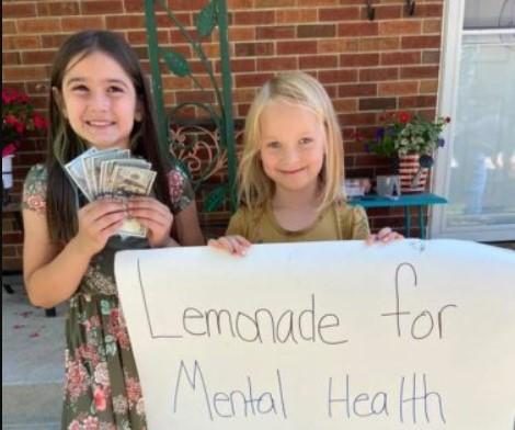 Menina que perdeu o pai vende limonada para ajudar na prevenção do suicídio