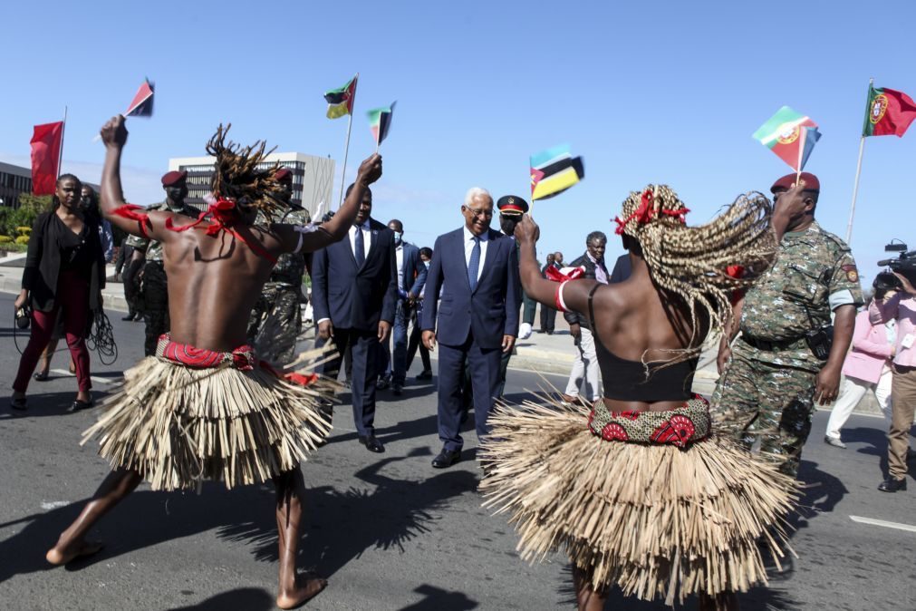 Costa fecha tarde cultural em Maputo com um 'pezinho' de dança