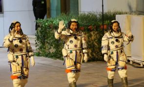 Astronautas chineses concluem com sucesso caminhada no espaço