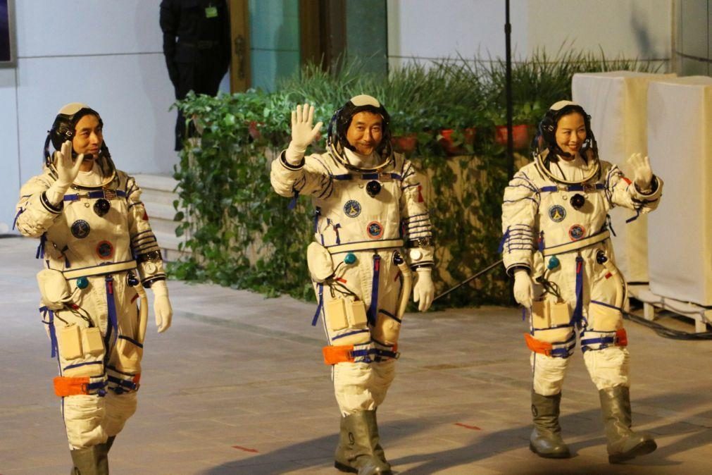 Astronautas chineses concluem com sucesso caminhada no espaço
