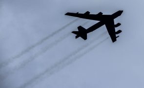 NATO: Bombardeiros B-52 dos EUA sobrevoam Estocolmo em exercícios simbólicos