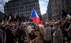 Milhares de pessoas protestam em Praga contra política de proteção à Ucrânia