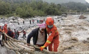 Número de mortes em sismo no sudoeste da China sobe de 46 para 65