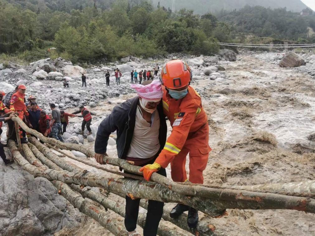 Número de mortes em sismo no sudoeste da China sobe de 46 para 65