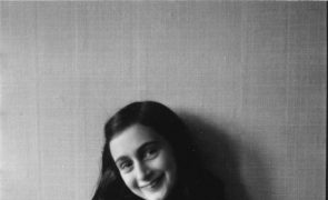 História de Anne Frank leva mensagem de esperança ao palco do Teatro da Trindade