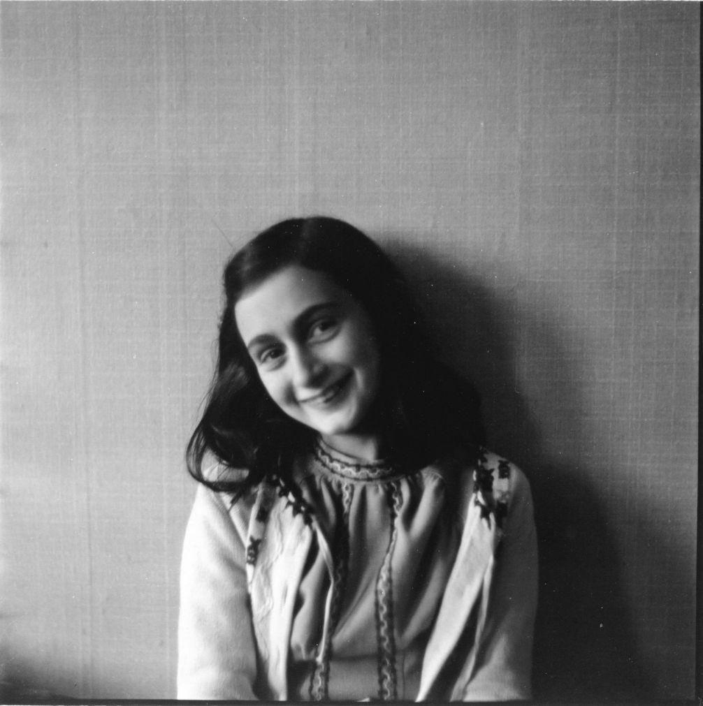 História de Anne Frank leva mensagem de esperança ao palco do Teatro da Trindade