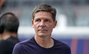 LC: Treinador do Eintracht ansioso pelo hino 'Champions' com 