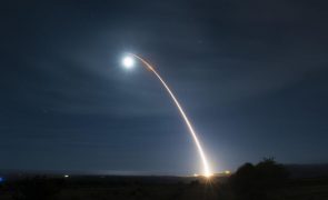 EUA anunciam teste com míssil intercontinental e informam Moscovo