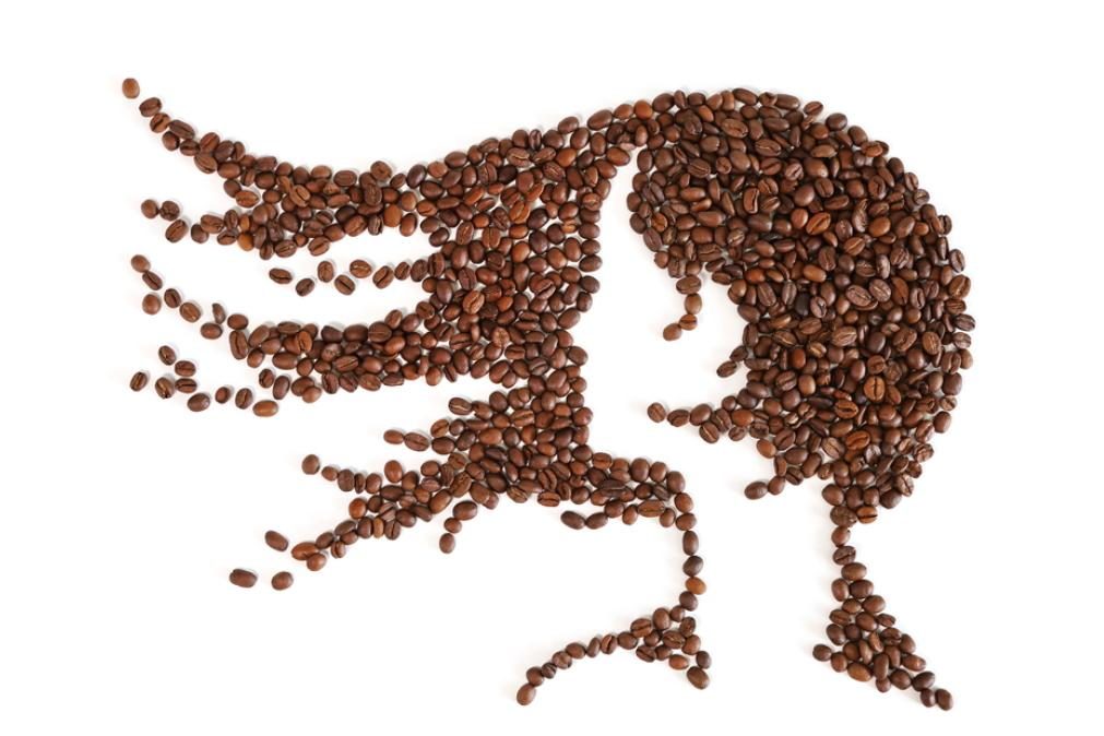 Misturar café no champô faz mal ao cabelo? Cientista responde