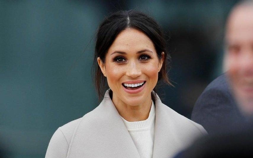 Meghan Markle - Fiel às tendências! Duquesa brilha com look nude, calças largas e decote halter