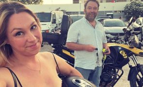 Joana Madeira tira selfie ao lado de Carlos Moedas com mamilo de fora e autarca faz 