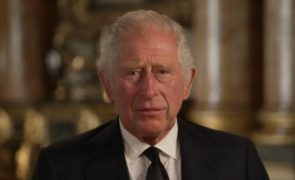 Carlos III - É proclamado rei de Inglaterra