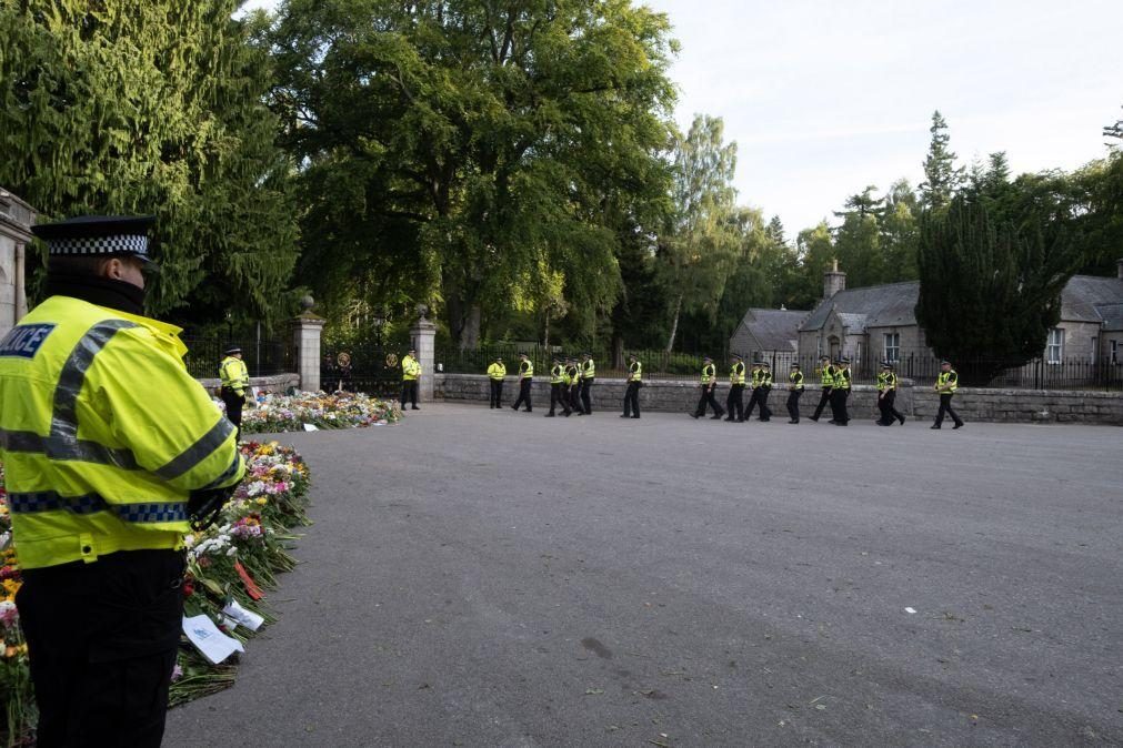 Corpo de Isabel II sai de Balmoral para cortejo de seis horas até Edimburgo