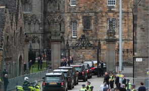 Caixão de Isabell II chega a Edimburgo recebido por multidões
