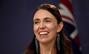 PM da Nova Zelândia afasta debate sobre instauração da República