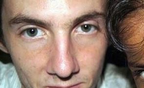 Maior pedófilo do Reino Unido morto com caneta enfiada no nariz