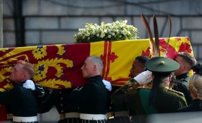 Isabel II: Caixão chega à Catedral de Edimburgo para homenagens