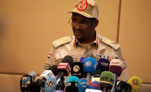 Líder militar sudanês saúda projeto de Constituição transitória