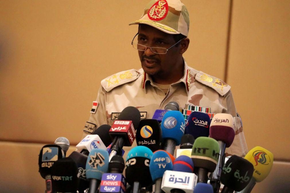 Líder militar sudanês saúda projeto de Constituição transitória