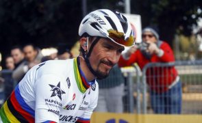 Bicampeão Alaphilippe vai defender arco-íris nos Mundiais apesar da queda na Vuelta