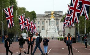 Londres engalanada para receber corpo de Isabel II e preparada para multidões