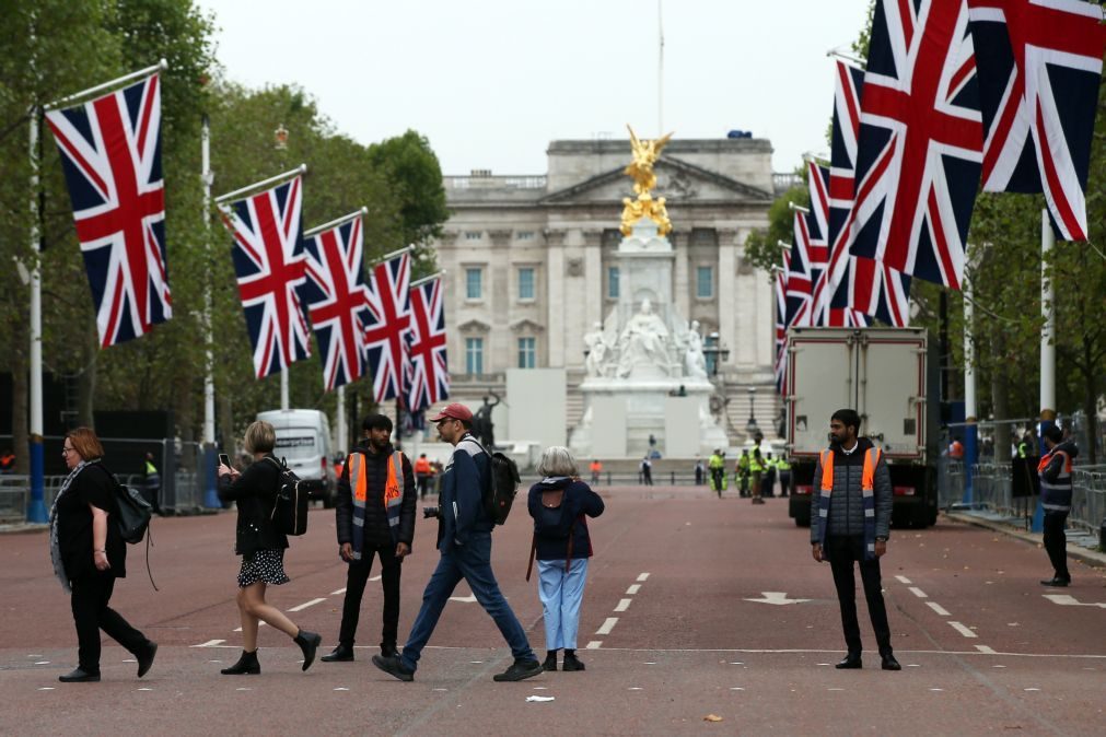 Londres engalanada para receber corpo de Isabel II e preparada para multidões