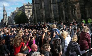 Cerca de 33 mil pessoas visitaram caixão de Isabel II em Edimburgo