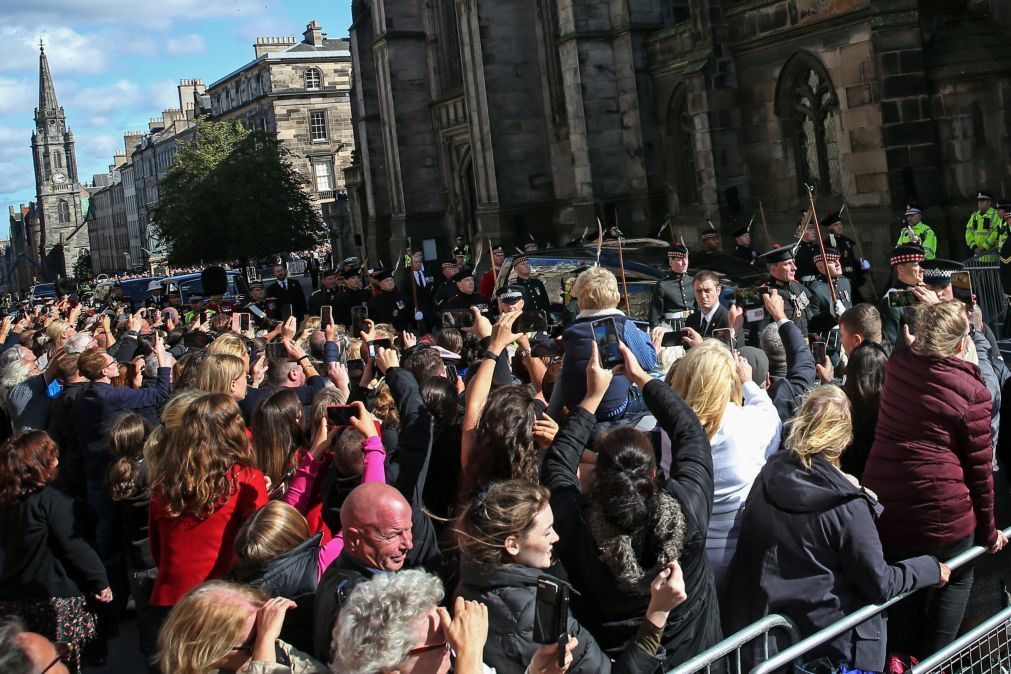 Cerca de 33 mil pessoas visitaram caixão de Isabel II em Edimburgo