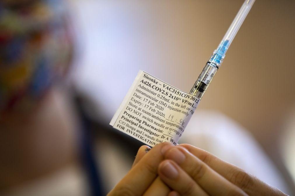 Covid-19: Autoridades sul-africanas anunciam duas mortes associadas à vacinação