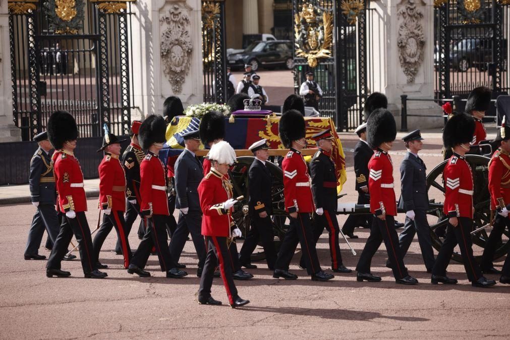 Milhares de pessoas acompanham em Londres cortejo fúnebre de Isabel II em direção a Westminster