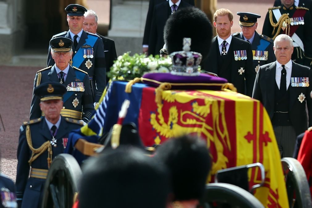 Filhos e netos acompanham corpo de Isabel II em cortejo até Westminster