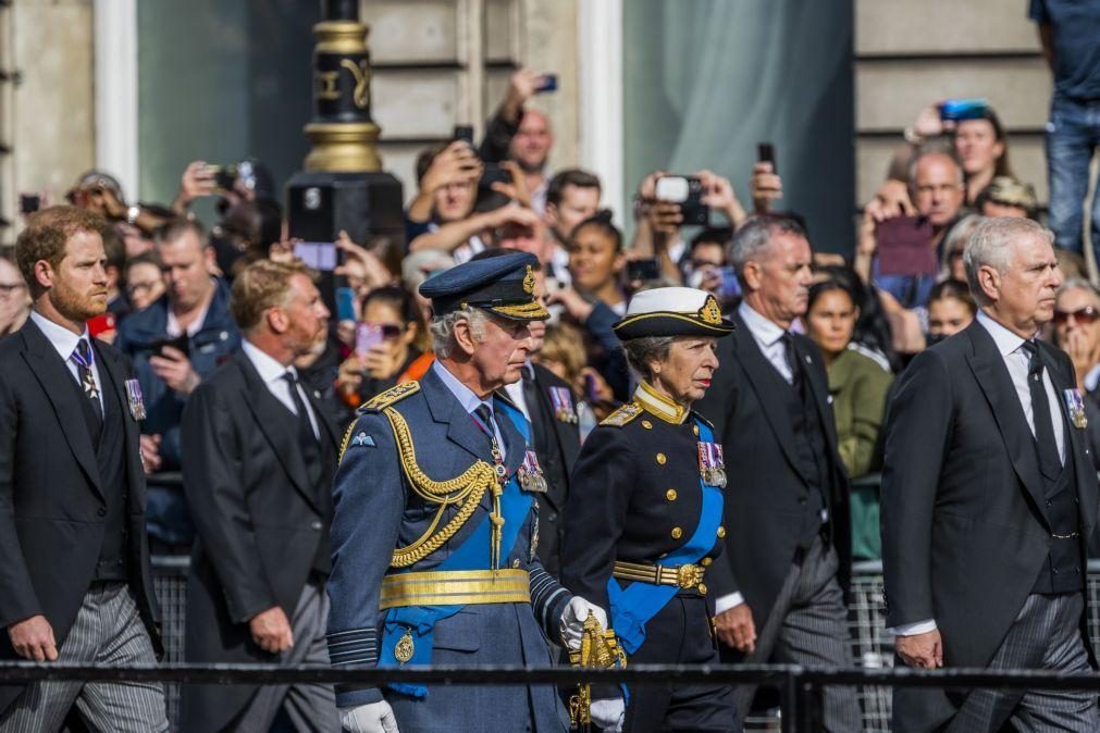 Carlos III criticado após notícia de despedimentos de funcionários 