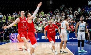 Polónia afasta campeã Eslovénia do Eurobasket num jogo que 'ganhou' duas vezes