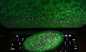 Bruxelas avança com novas normas obrigatórias de cibersegurança na UE e multa infratores