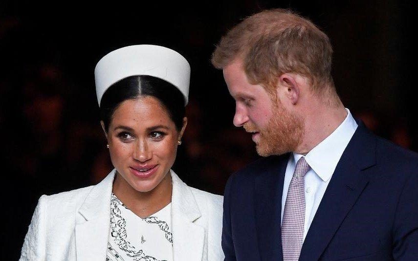 Meghan e Harry dão as mãos em momento emotivo e quebram protocolo real