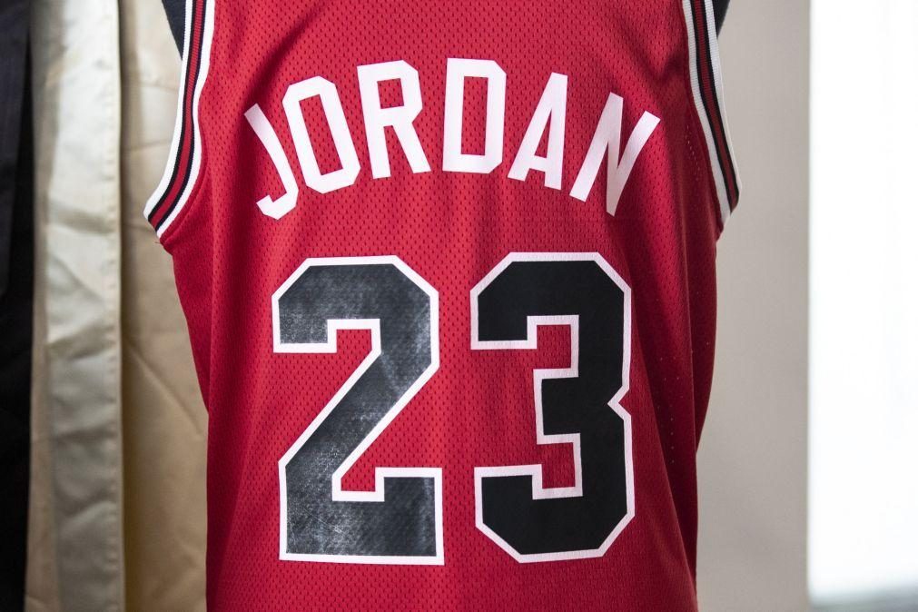 Camisola de Michael Jordan nos Bulls arrematada por 10,1 milhões de euros