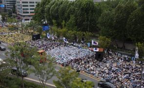 Manifestação do setor financeiro junta milhares em Seul, 100 mil em greve