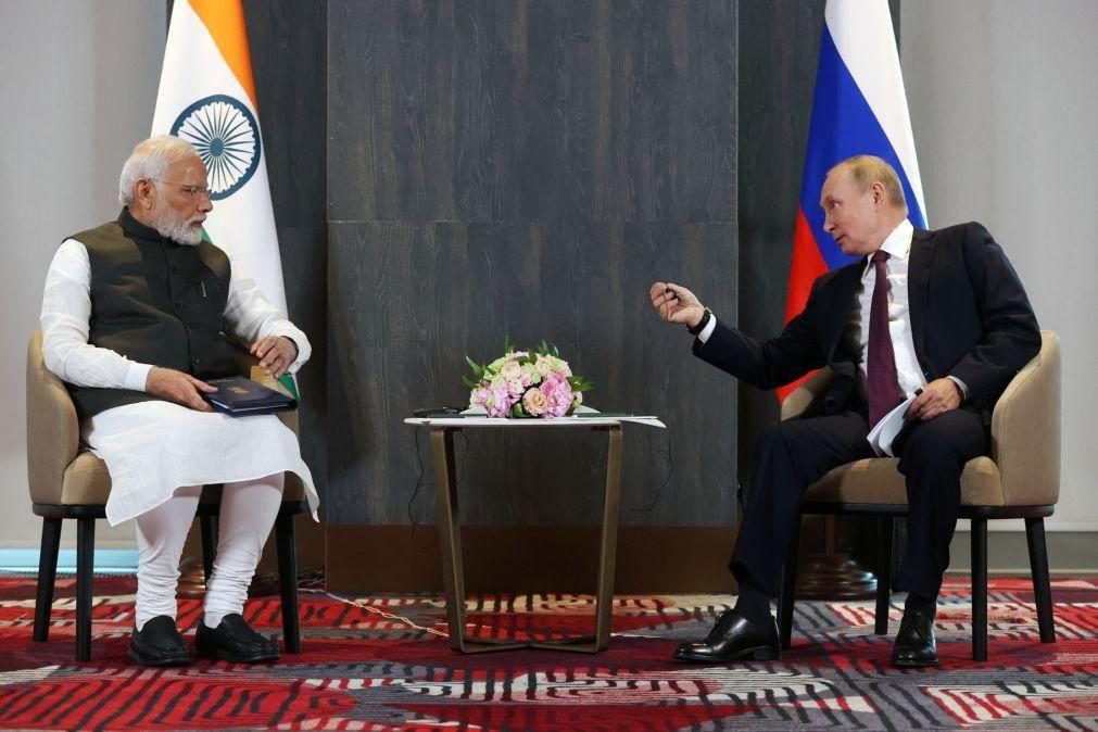 Putin garante a Modi querer acabar a guerra 