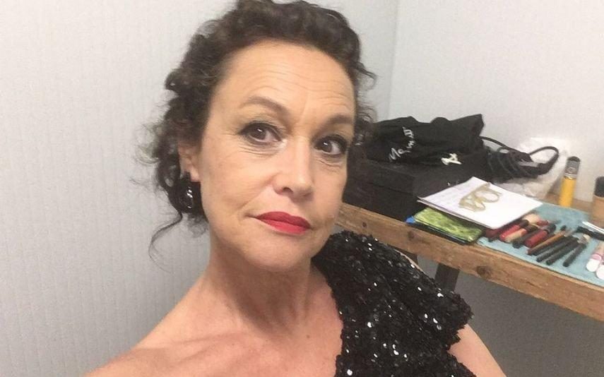 Joana Figueira tira selfie em topless aos 51 anos