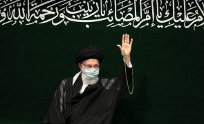 Líder supremo do Irão reaparece em público após rumores sobre estado de saúde