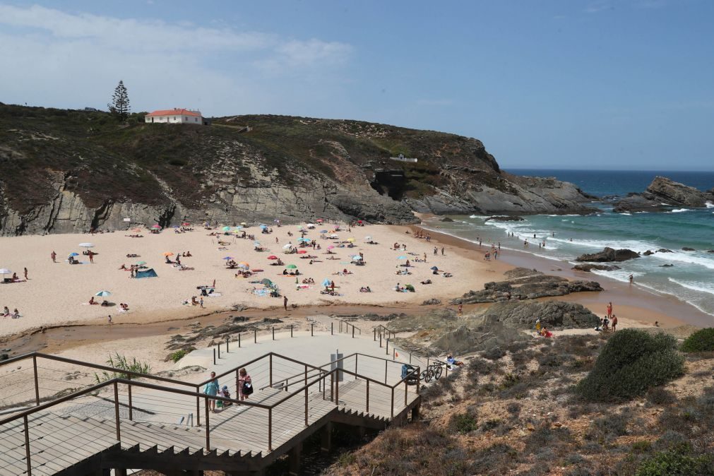 Praias de Dona Ana e Zambujeira do Mar interditas a banhos