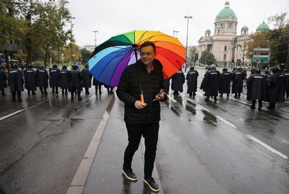 Milhares de ativistas LGBTQ+ desfilam por Belgrado apesar de proibição das autoridades
