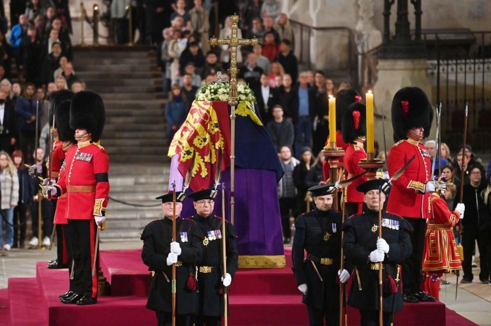 Cerimónias arrancam com 96 badaladas e lotação esgotada para ver cortejo de Isabel II