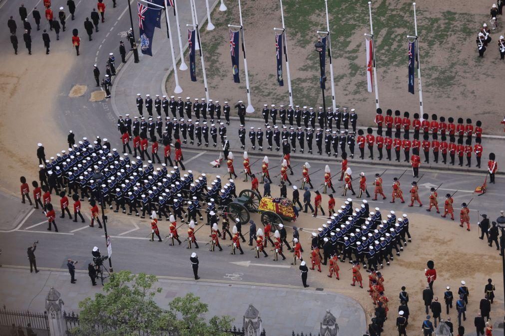 Funeral da Rainha começou com 2 mil pessoas de pé para receber caixão