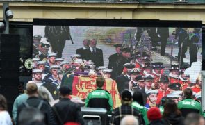 Milhares seguem em silêncio sons e imagens de cerimónias fúnebres da Rainha Isabel II