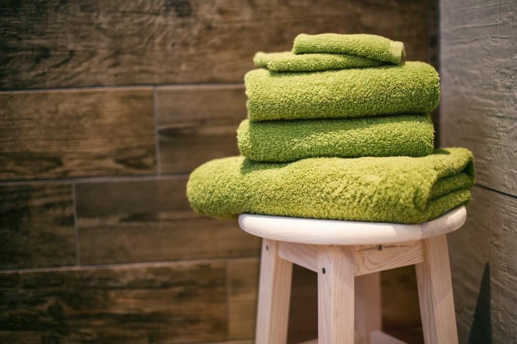 Costuma deixar a toalha molhada no WC? É melhor pensar duas vezes