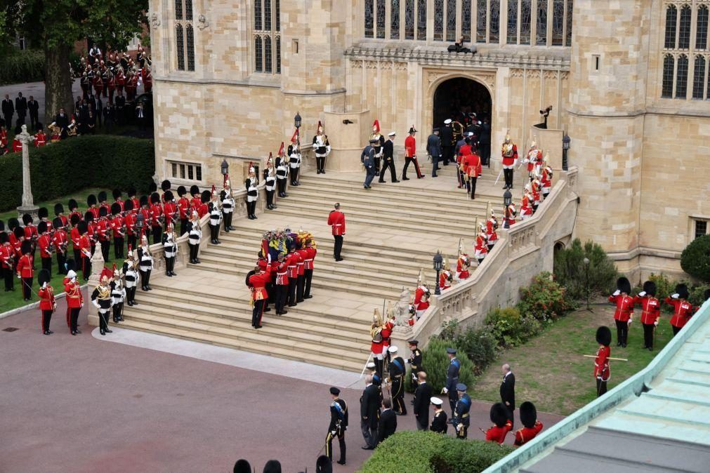 Caixão da Rainha Isabel II foi baixado na Capela de São Jorge em Windsor