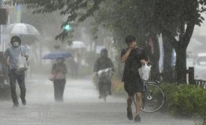 Tufão causa pelo menos quatro mortos e mais de 100 feridos no Japão