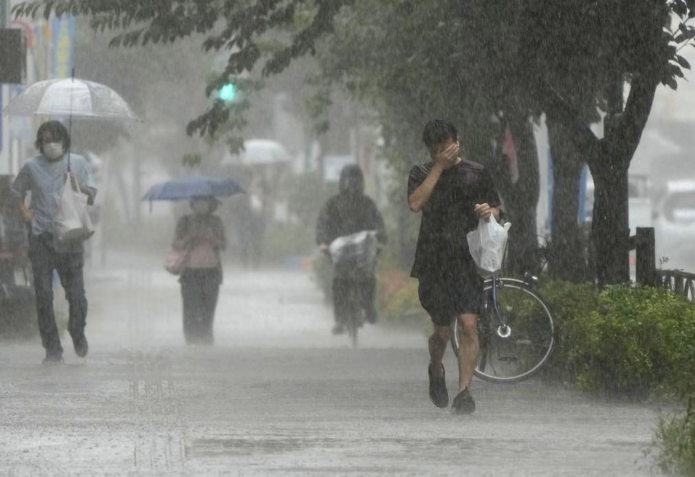 Tufão causa pelo menos quatro mortos e mais de 100 feridos no Japão